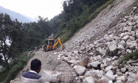 बाढी पहिरोले अबरुद्ध १६ वटा सडक कहिले खुल्ने अझै अनिश्चित