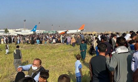 अफगानिस्तानको काबुल विमानस्थलमै १० हजार नागरिक उद्धारको पखाईमा