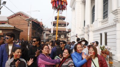 बसन्तपुरमा रंगीविरंगी ध्वजापताकासहितको चीर ठड्याइयो