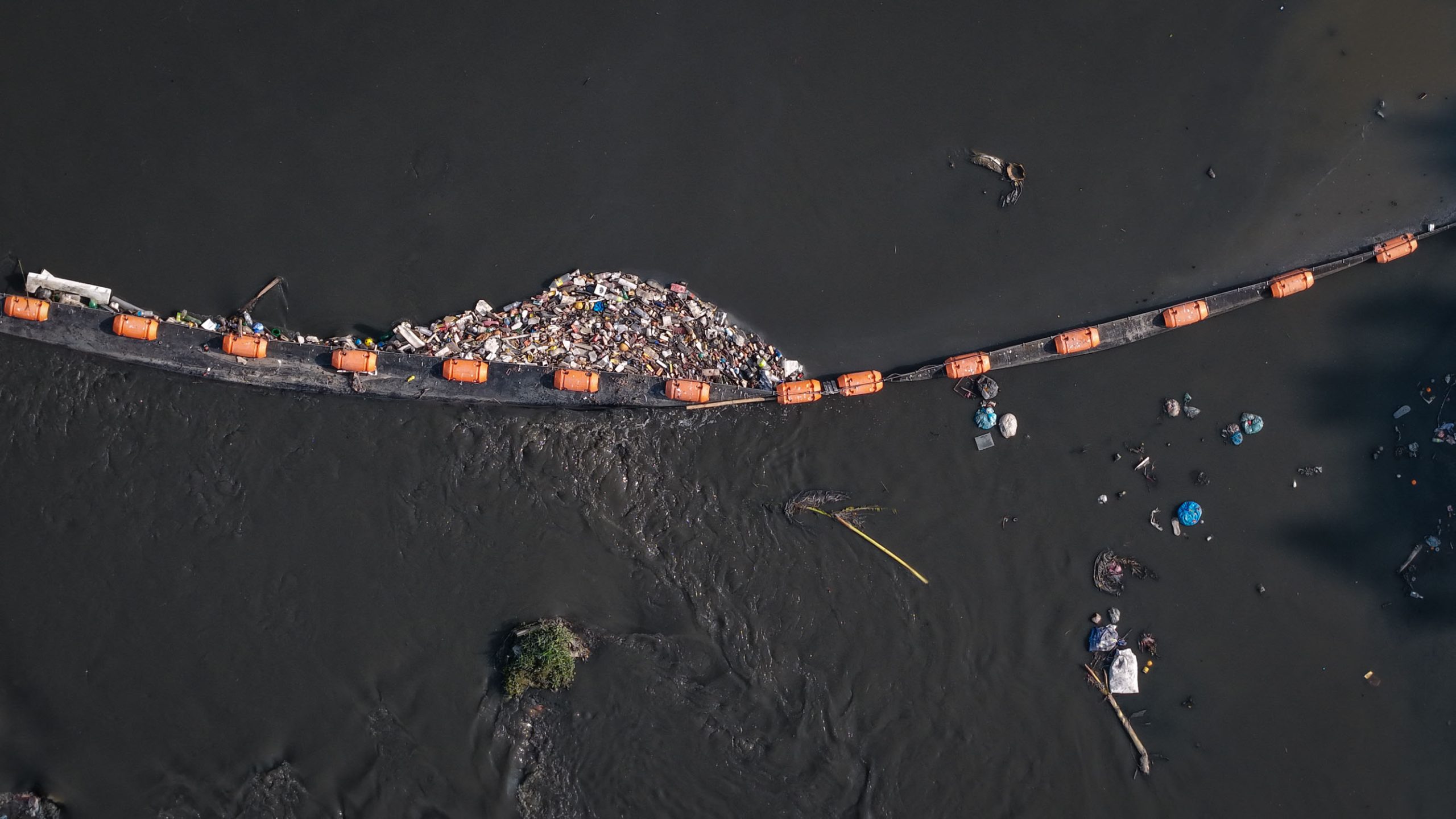 काठमाडौंका नदीमा तैरिने फोहोर संकलन गर्न ट्रास बेरियर