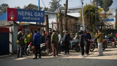 ग्यास अभाव भएकै हो ? यस्तो छ नेपाल ग्यासमा लाइन