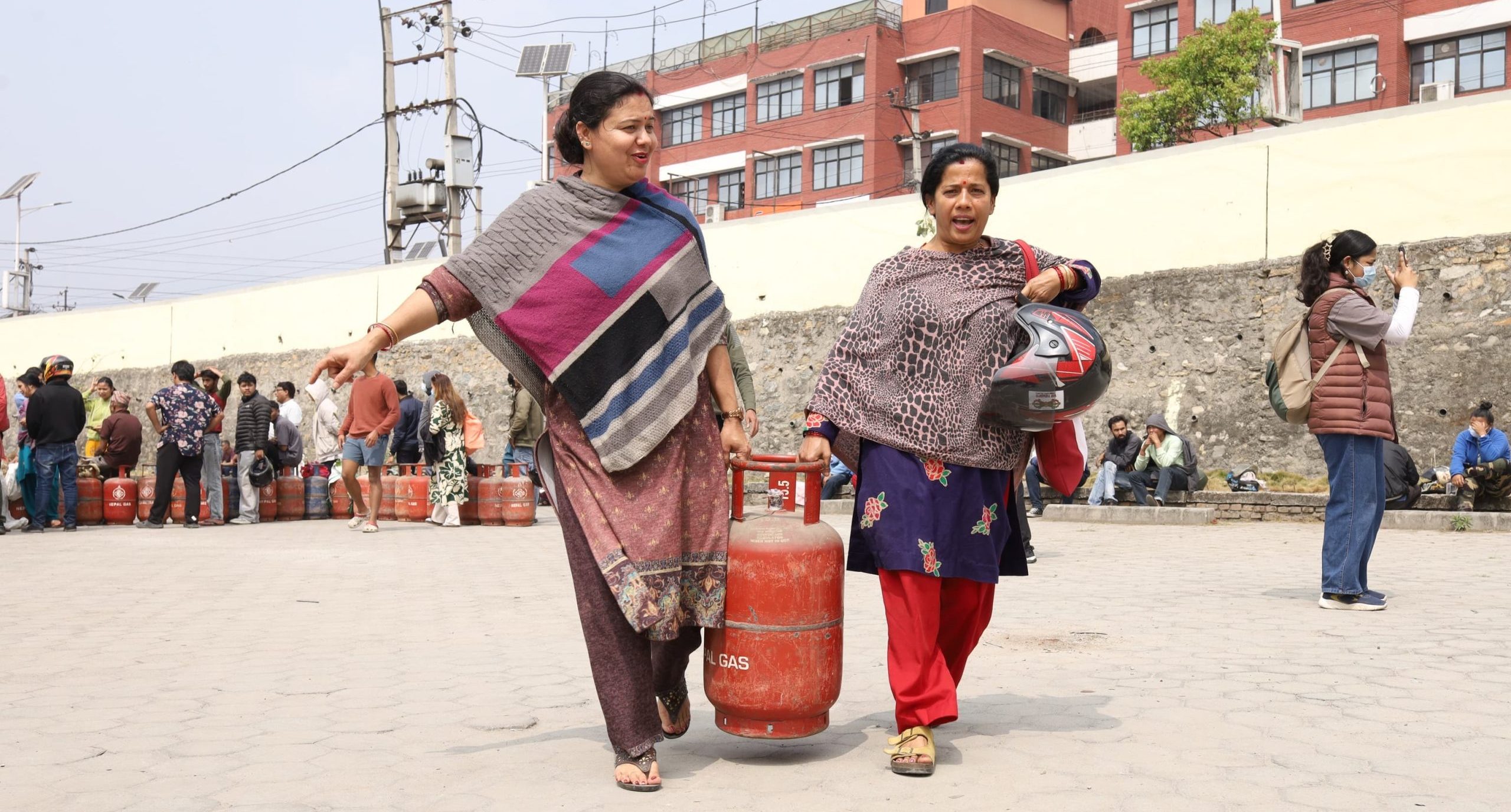 पश्चिम एसियामा बढ्दो तनाव : आजदेखि आधा सिलिन्डर ग्यास !