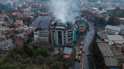 कुपण्डोलस्थित दाउरा थकालीमा आगोलागी हुँदाको अवस्था (फोटो फिचर)