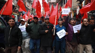 ओली पक्राउको विरोधमा सडकमा एमाले